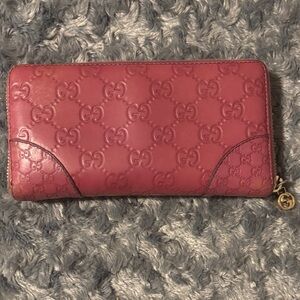Gucci Purple Leather Wallet with Logo Pattern
Does have Wear